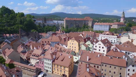 Casco-Antiguo-Mejor-Vista-Aérea-Superior-Vuelo-República-Checa-Histórico-Cesky-Krumlov-Río-Vltava-En-Verano-De-2023,-Patrimonio-Mundial-En-Bohemia