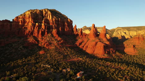 Formaciones-Rocosas-Populares-De-Dos-Monjas-De-Punto-De-Pollo-Dan-Al-Atardecer-En-Sedona,-Arizona,-Ee.uu.