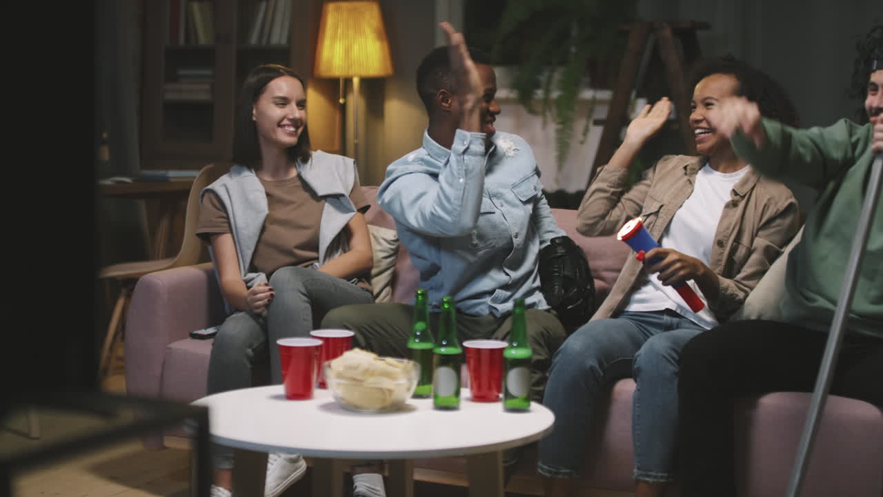 Amigos viendo un partido deportivo juntos en la televisión