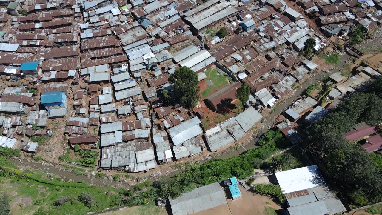 toma aérea mirando directamente hacia abajo sobre vastos barrios marginales superpoblados en kibera, nairobi, kenia, áfrica