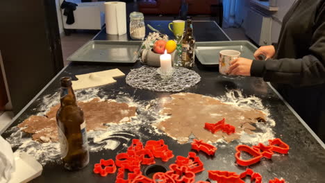 hacer galletas en forma de pan de jengibre para la celebración de las vacaciones de navidad