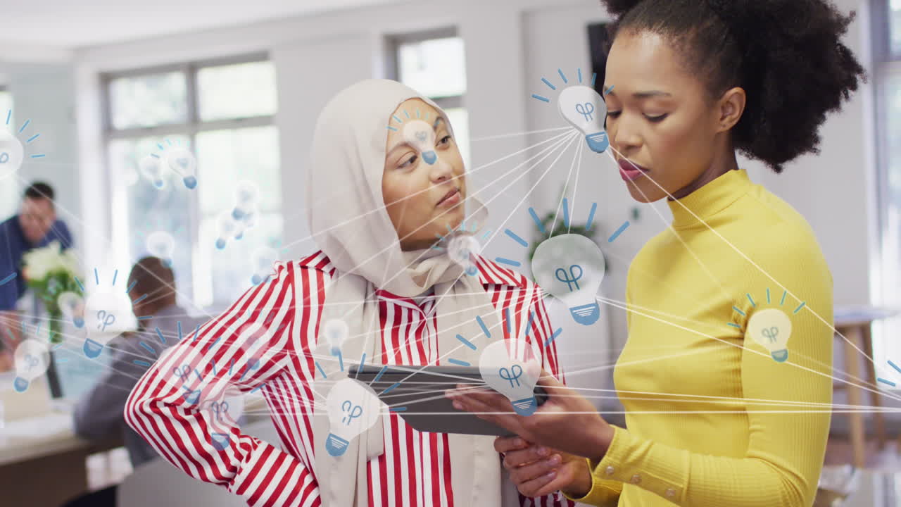 사무실에서 태블릿을 사용하는 다양한 사업가 여성에 대한 금융 데이터의 애니메이션