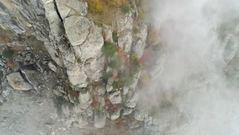 luftansicht des nebligen berges im herbst