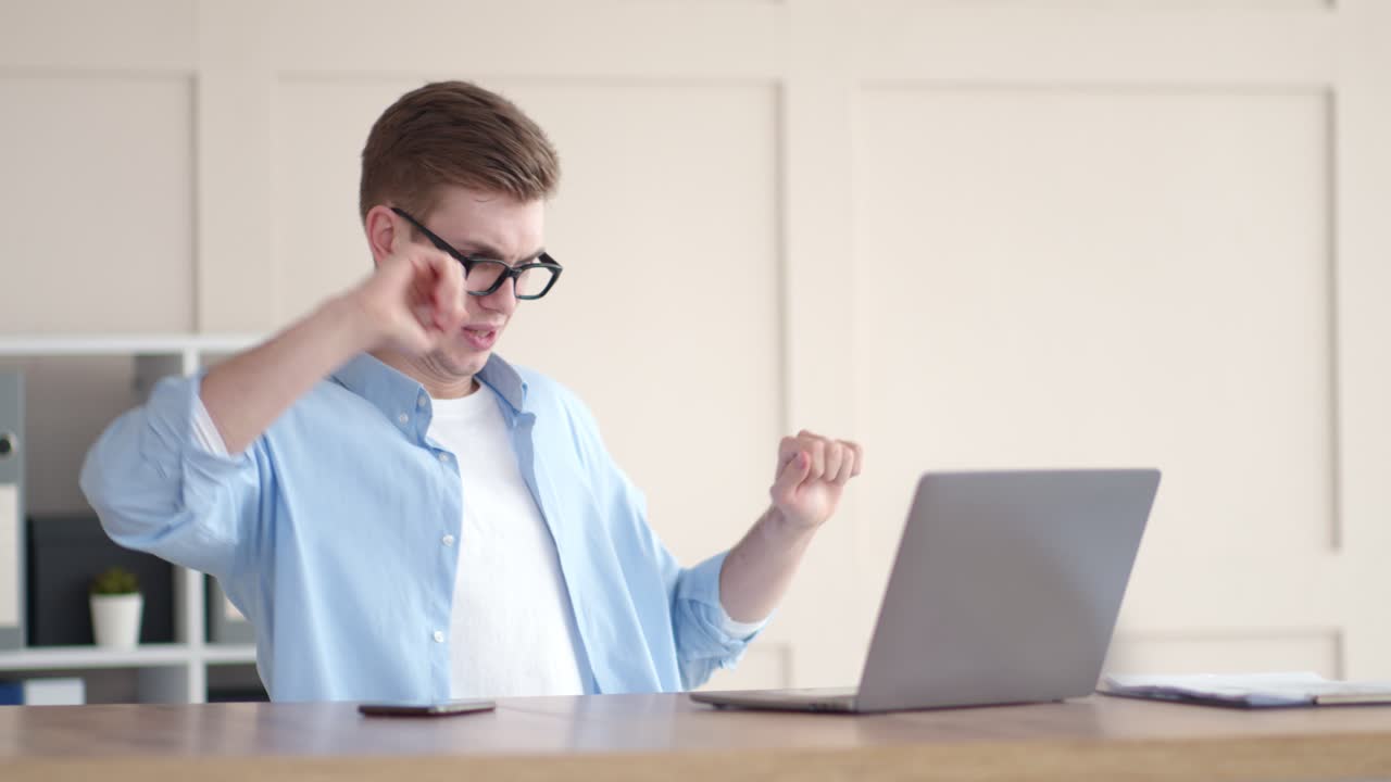 hombre trabajando en una computadora portátil, estirándose