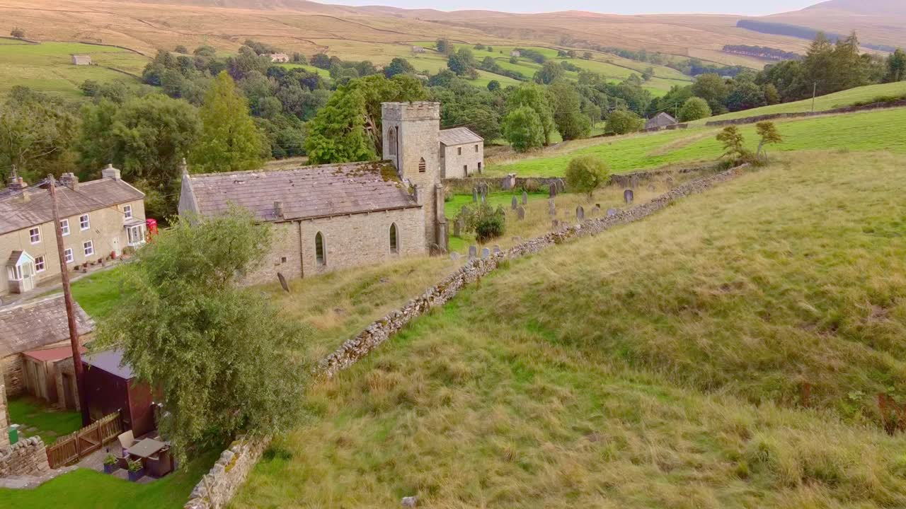 Ripresa aerea con drone di una chiesa nello Yorkshire Dales