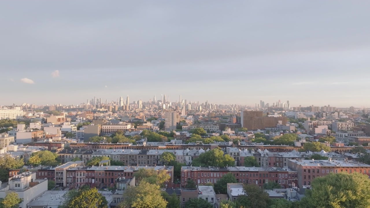 Ujęcie wprowadzające Brooklynu o wschodzie słońca. Nakręcone jesiennym porankiem w Nowym Jorku