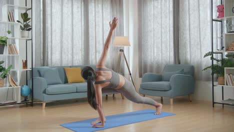 mujer practicando yoga en casa