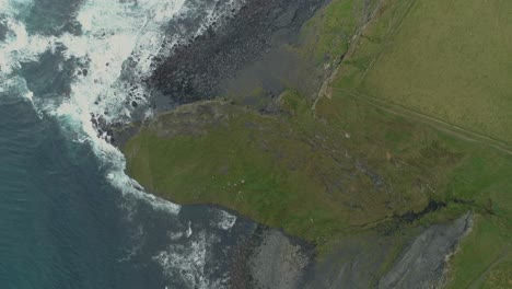 Toma-Aérea-De-Aves-De-Un-Paisaje-épico-Y-Emocionante-De-Los-Acantilados-De-Moher-Mientras-Las-Olas-Ruedan-Sobre-La-Playa-De-La-Costa-Rocosa-De-Irlanda