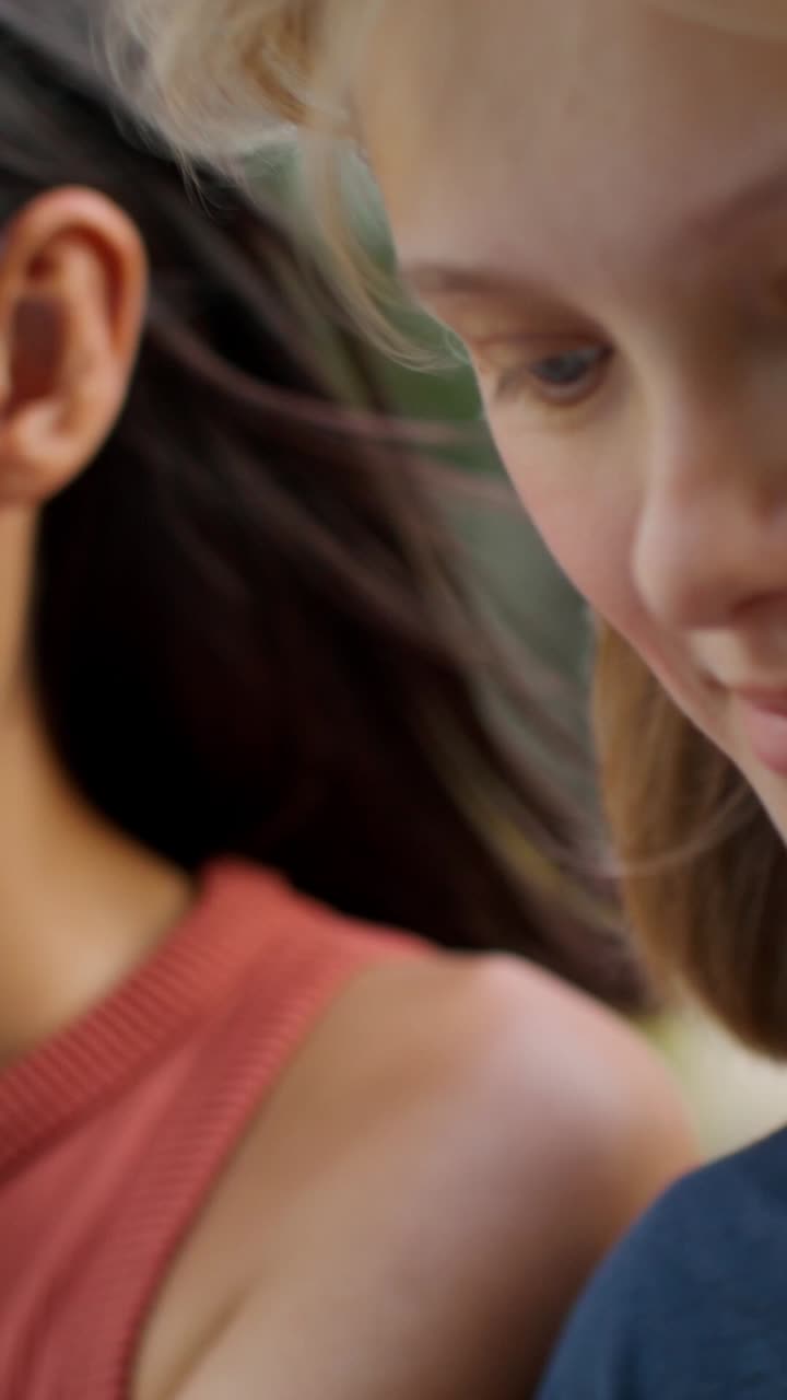 primer plano de dos mujeres interactuando