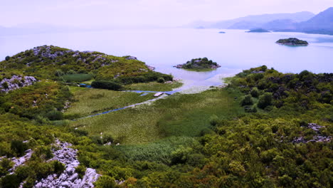 Kleine-Inseln-Mit-Einem-Marschland-Und-Schilf-In-Der-Mitte,-Skadarsee,-Montenegro