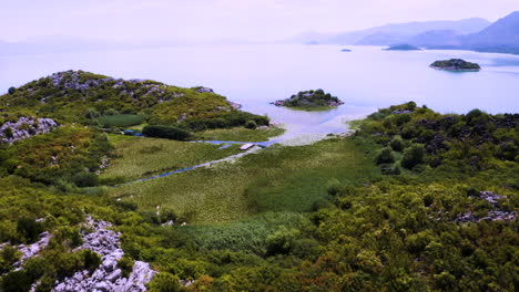 pequeñas islas con marismas y juncos en el oriente,lago skadar,montenegro