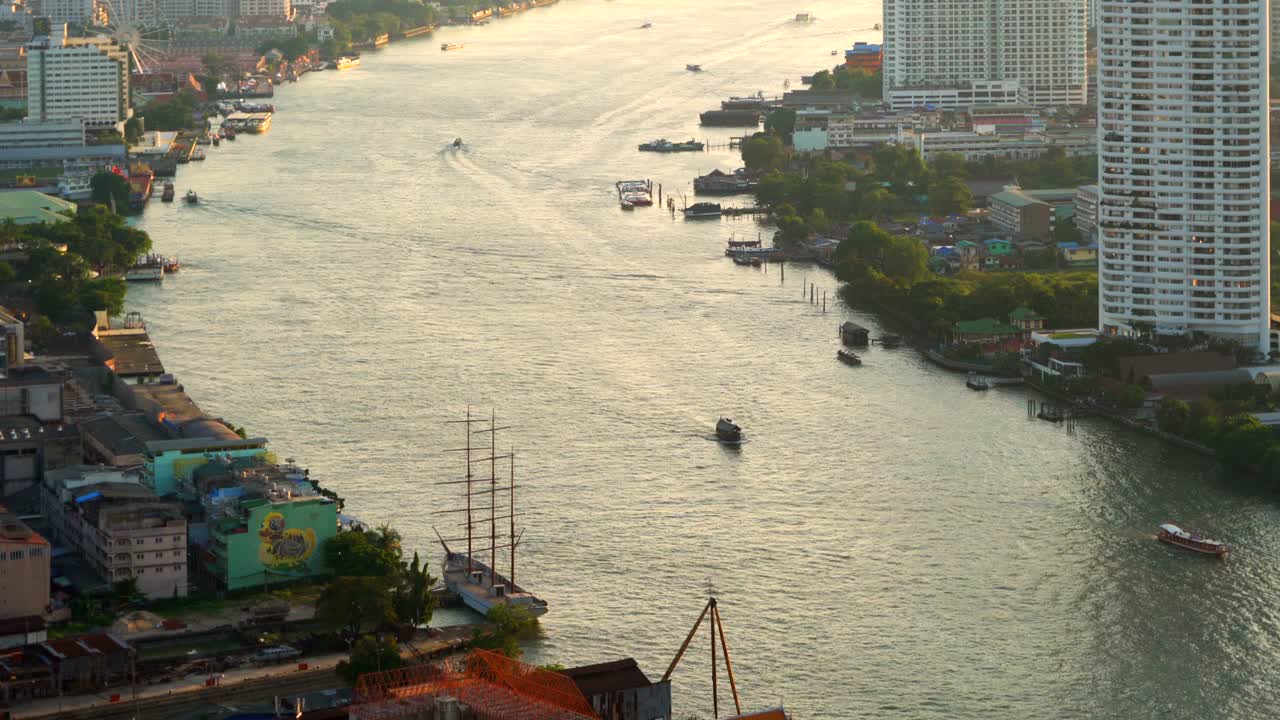 태국 방 시의 해가 지는 차오프라야 강에서 보트.