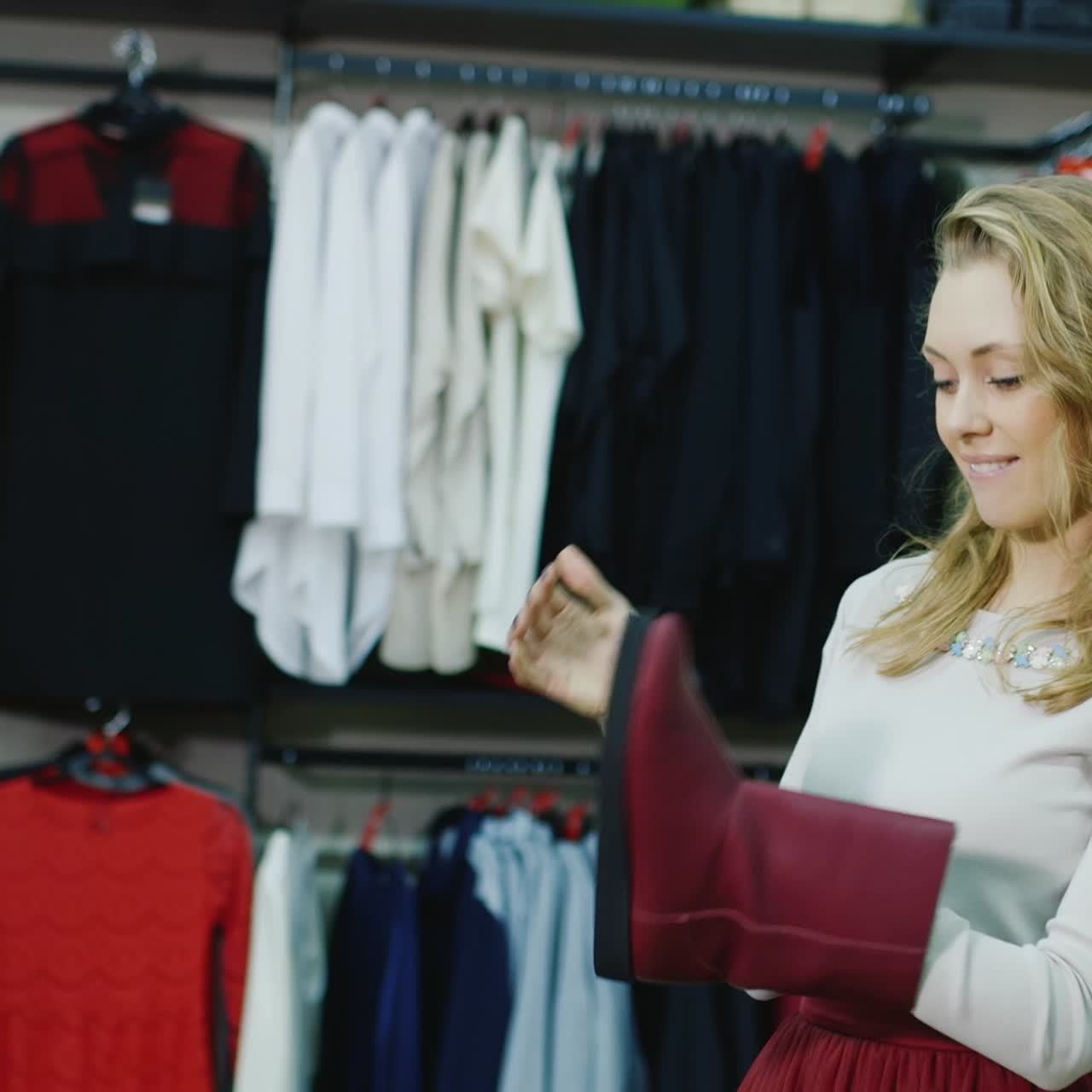 manos del comprador sostienen zapatos cálidos de invierno 1