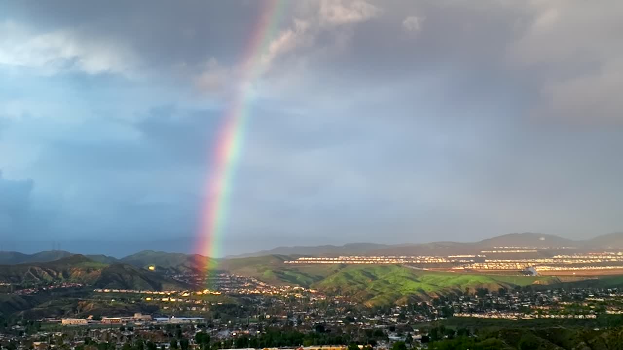 arco iris sobre santa clarita, california - impresionante vista aérea