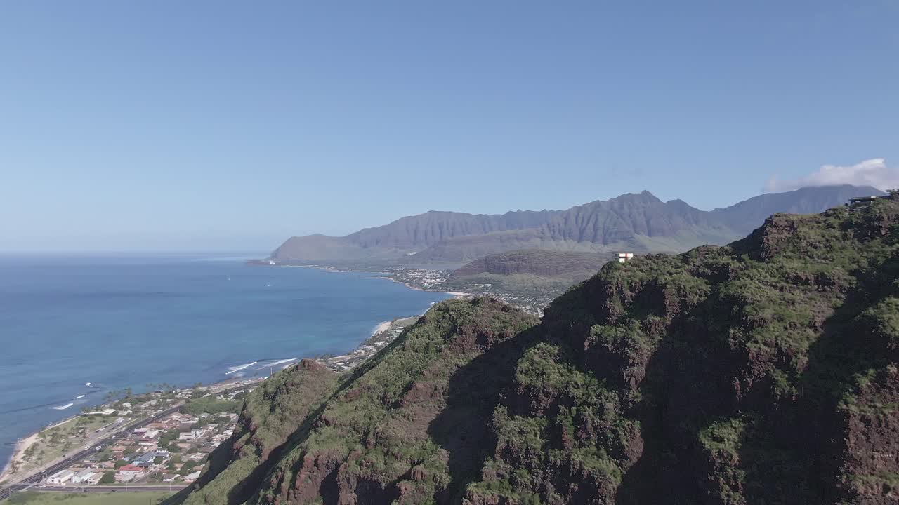 Vista ascendente del búnker rosa de Maili en Oahu, Hawái, en un día soleado.