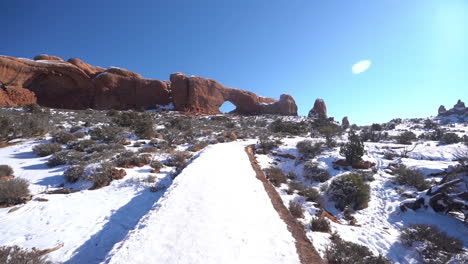 invierno en el parque nacional arches, moab, utah, estados unidos