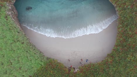 toma cenital aérea reveladora de la playa escondida en las islas marietas, nayarit, méxico