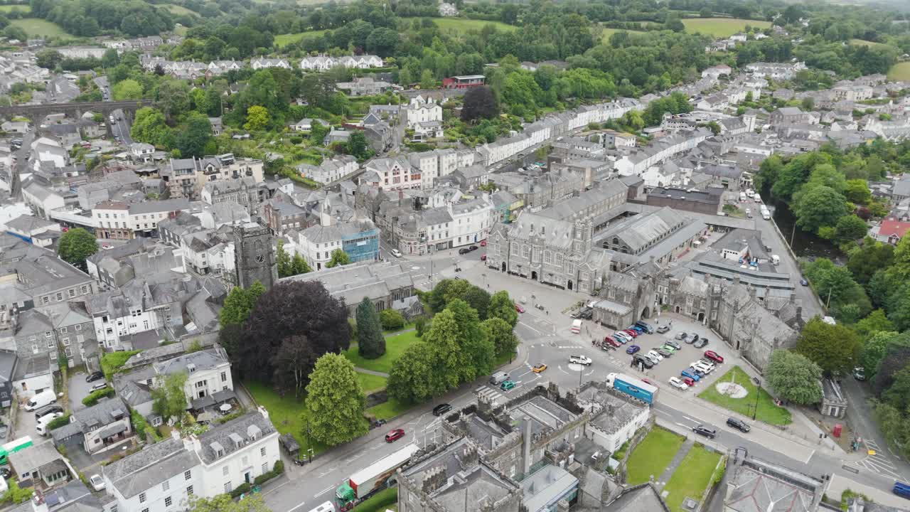 vista aérea del centro de la ciudad de tavistock con arquitectura histórica y plaza central, devon, reino unido