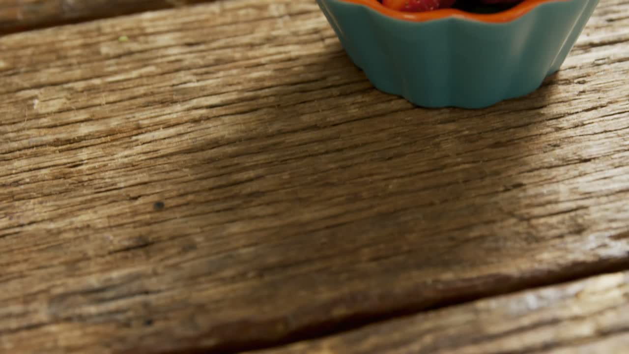 나무 바닥 4k 4k에 조각 딸기 가득 차 있는 그 ⁇