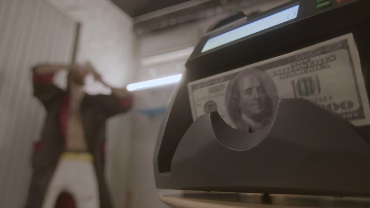 배경 에 사람 이 있는 돈 세는 기계