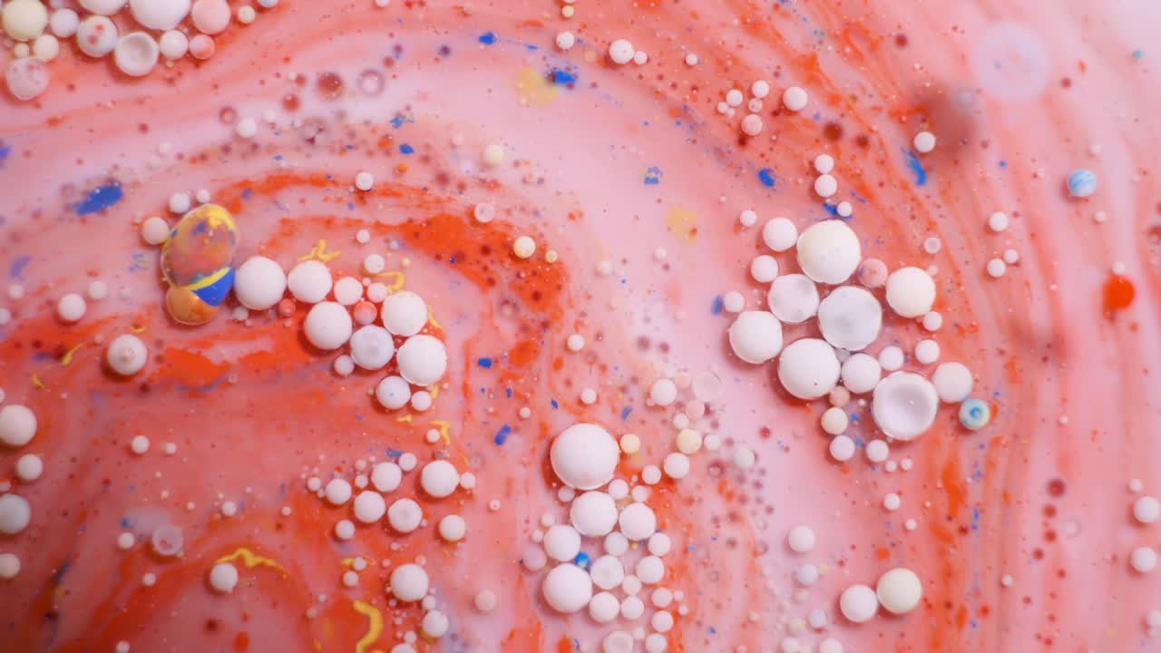 소용돌이와 거품을 가진 추상적인 액체 예술