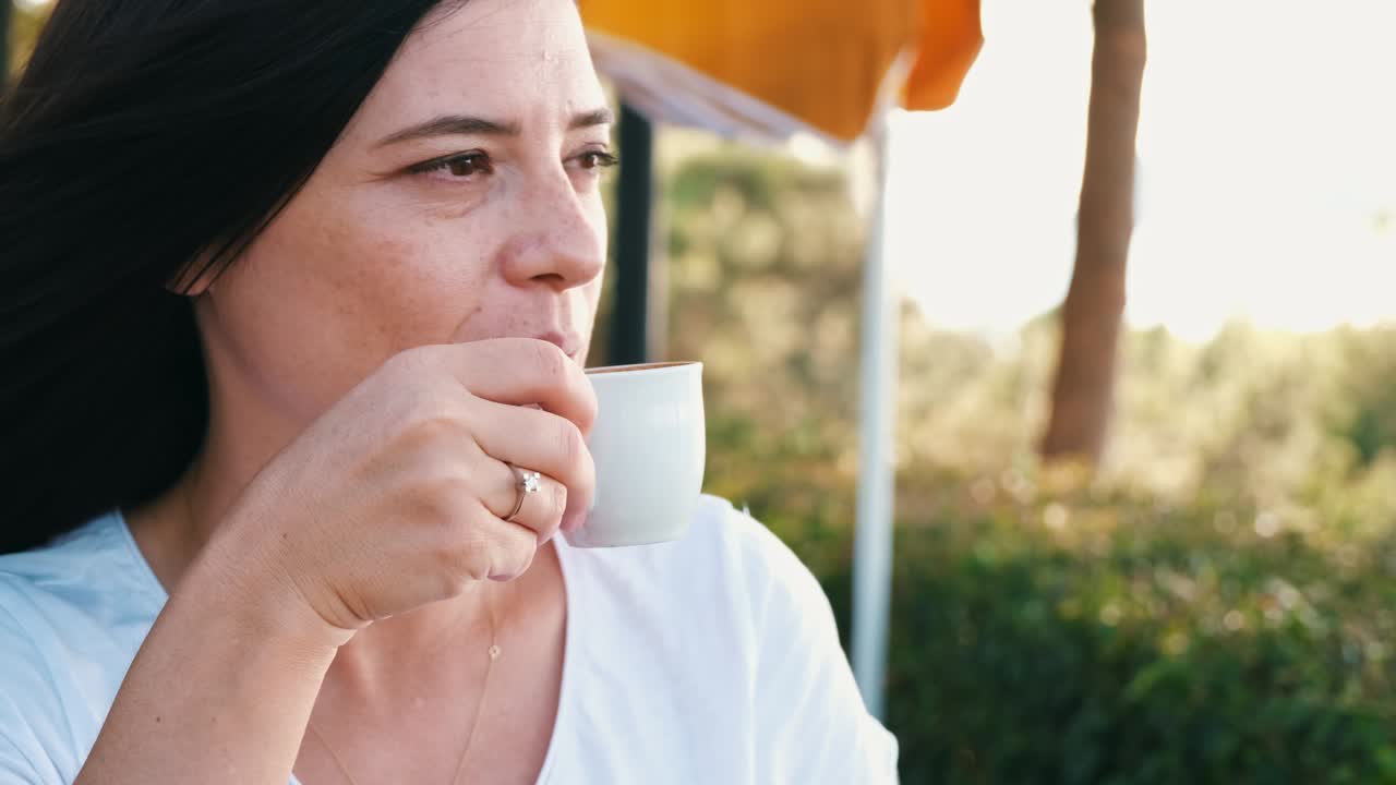 전통적인 음료인 터키 커피를 마시는 여성.