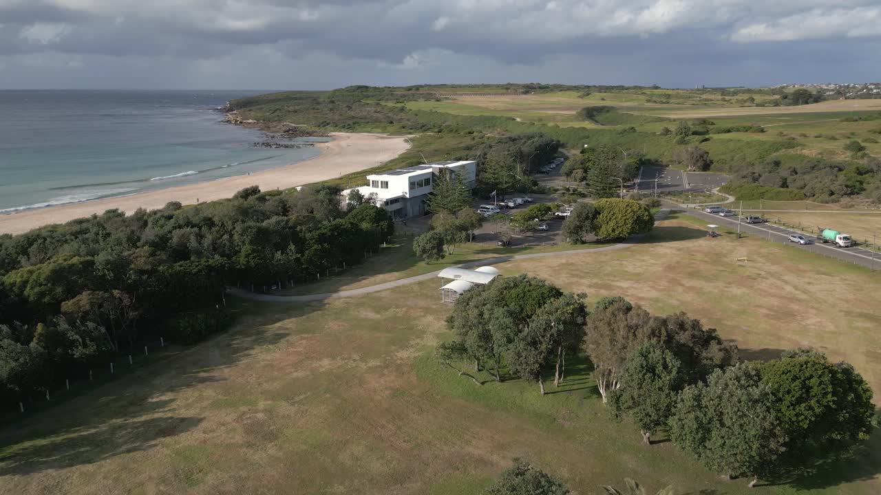해변 옆에 푸른 들판이 있는 레크리에이션 공원 위로 공중 비행