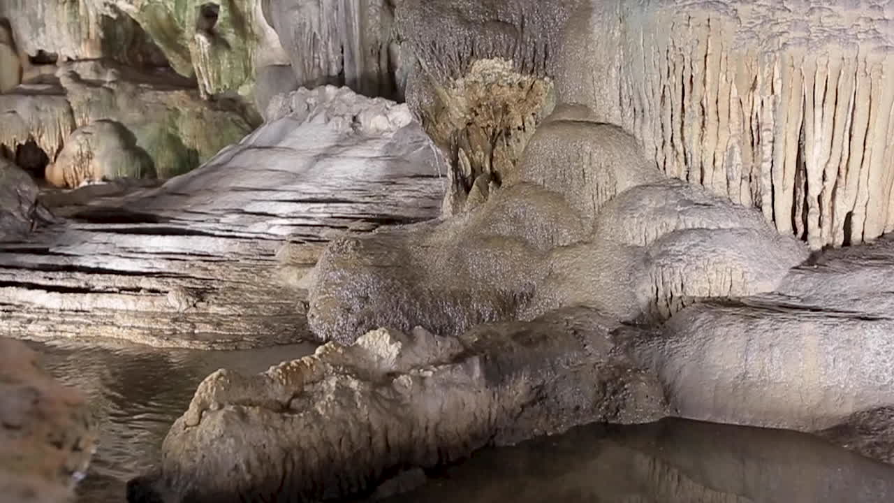 순백의 종유석과 석순이 있는 거대한 석회암 지하 동굴