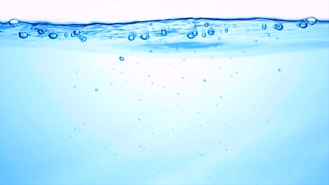 cubitos de hielo cayendo bajo el agua en cámara lenta
