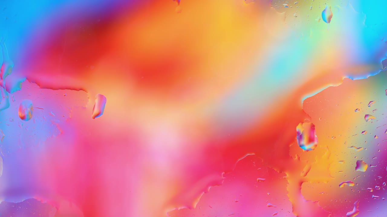 agua colorida lisa en la superficie del vidrio