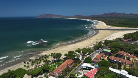 vista aérea sobre la ciudad de tamarindo y una playa, en el soleado guanacaste, costa rica