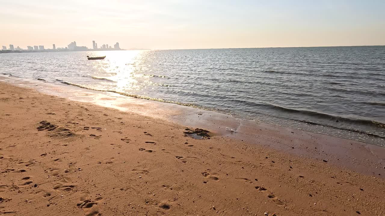 해변에서 해가 지는 모습과 도시의 스카이 라인