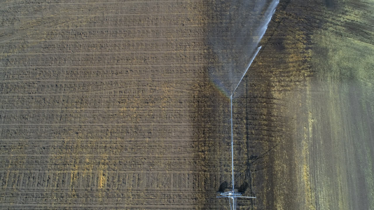 vista aérea de las salpicaduras de riego utilizadas en el campo cosechado 4k