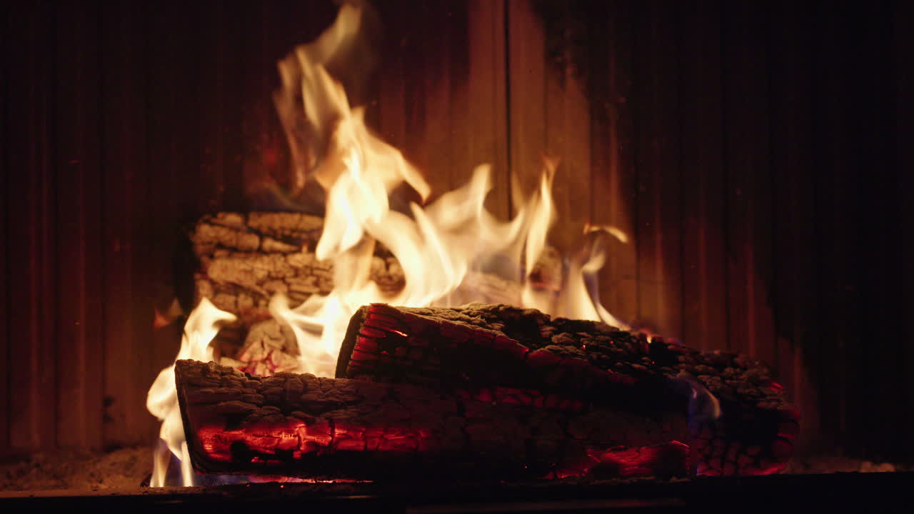 추운 밤에 아한 벽난로