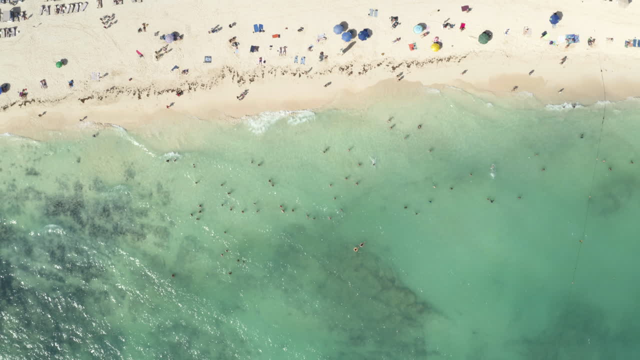 휴양객 과 호텔 리조트 와 함께 열대 모래 해변 을  ⁇ 는 파도