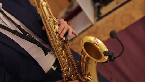 saxofonista en su actuación