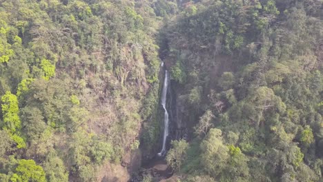 montañas boscosas con cascada de la cascada mainapi en el taluka de netravali en el sur de goa, india
