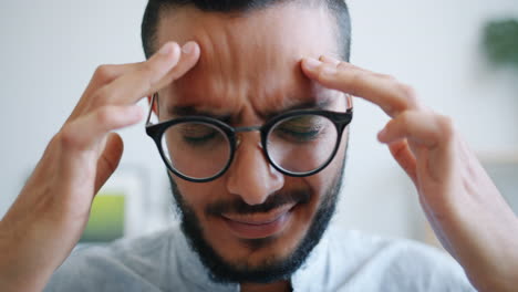 hombre con dolor de cabeza