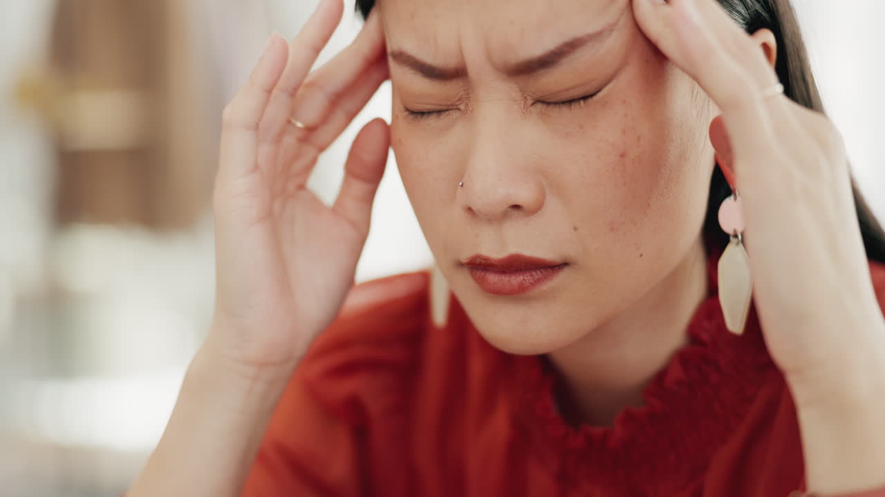 스트레스, 두통, 그리고 노트북에 있는 비즈니스 여인