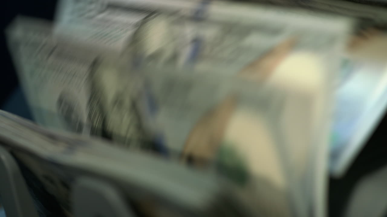 Máquina contadora de billetes contando billetes de dólar. Equipo para contar dinero.