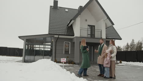 un agent immobilier montrant la maison à une famille