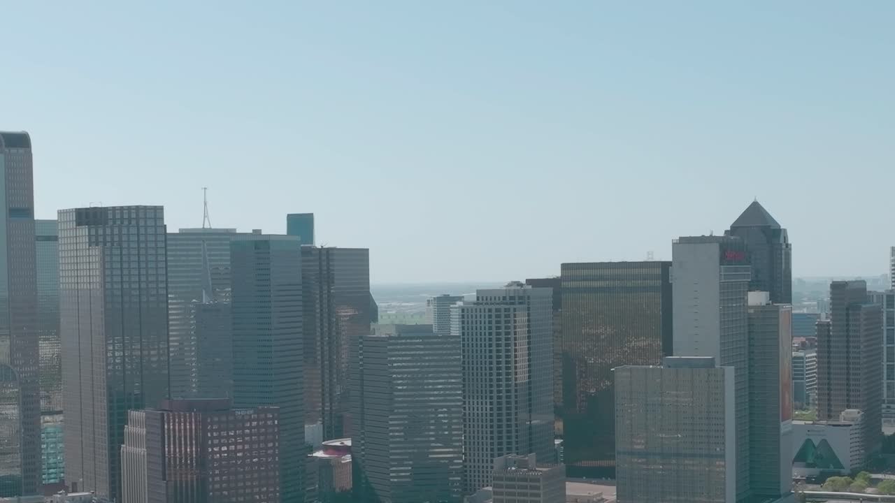 Centro de Dallas visto de cima durante um dia ensolarado no Texas