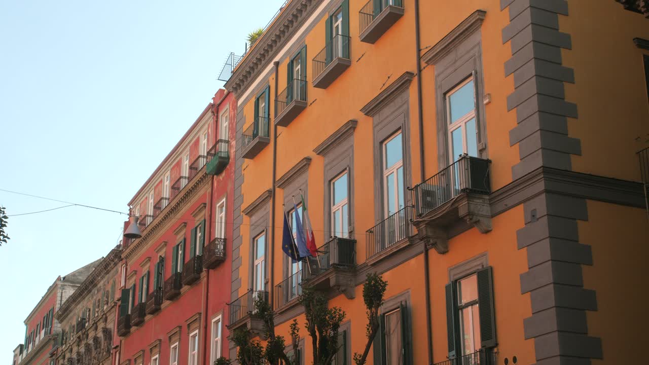 ventanas y balcones históricos de la arquitectura de nápoles en italia