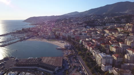 sanremo, liguria, italia es una ciudad en la costa mediterránea de liguria, en el noroeste de italia