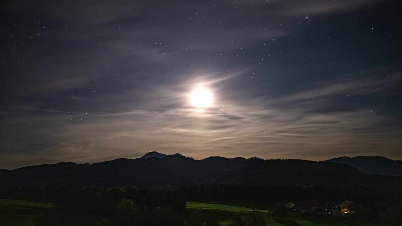 luna luminosa y estrellas adornan los alpes austriacos en un hipnotizante time-lapse