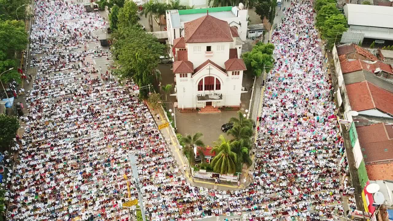 코이노니아 교회 근처 에서 기도 하는 무슬림 들 의 군중
