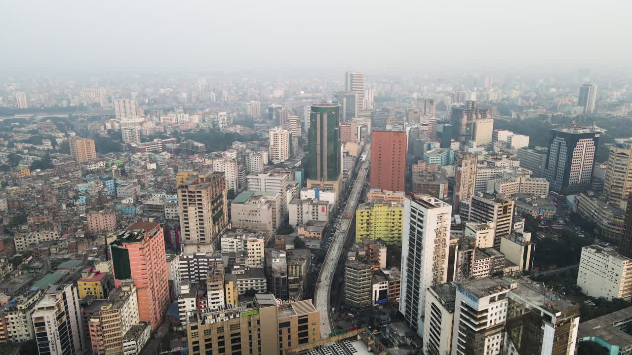 vista aérea de un conjunto de rascacielos en una atmósfera contaminada de la ciudad de dhaka, bangladesh en 4k