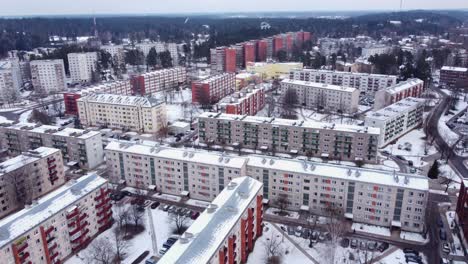 la antigua rusia soviética construyó bloques de apartamentos en ogre, letonia, antena