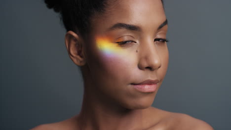 Retrato-Multicolor-Hermosa-Mujer-Afroamericana-Con-Luz-Colorida-Reflejada-En-Una-Piel-Suave-Y-Saludable,-Atractivo-Concepto-De-Cuidado-De-La-Piel-Femenina-Sobre-Fondo-Gris