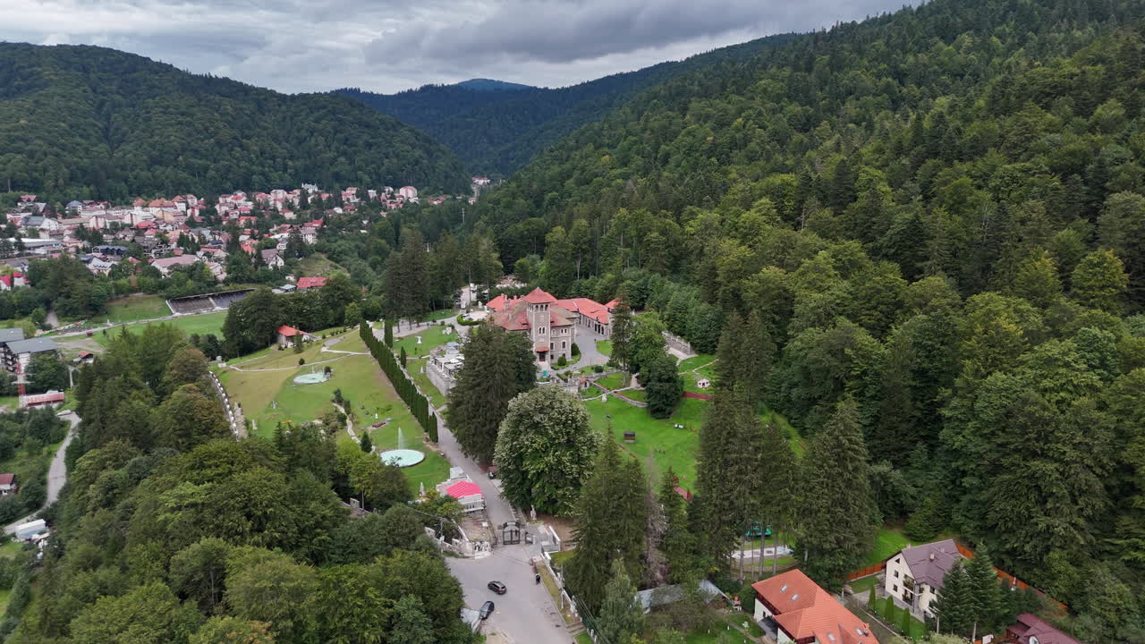 Zámek Cantacuzino uprostřed zelených lesů, ztělesnění klidu a historie